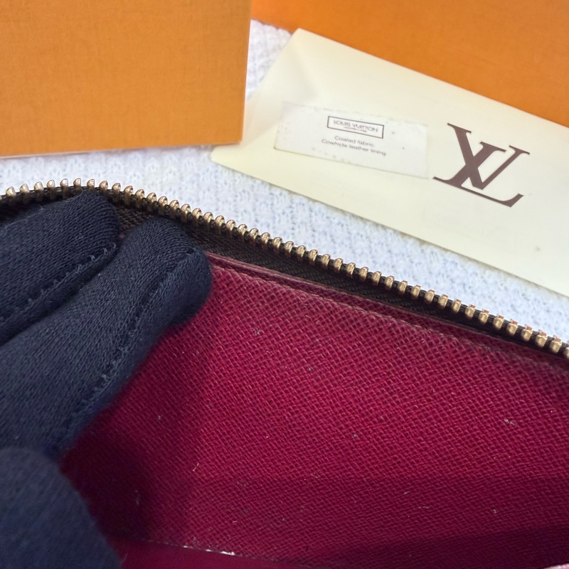 LOUIS VUITTON  經典老花拉鍊長夾（紫紅色內裡）-5