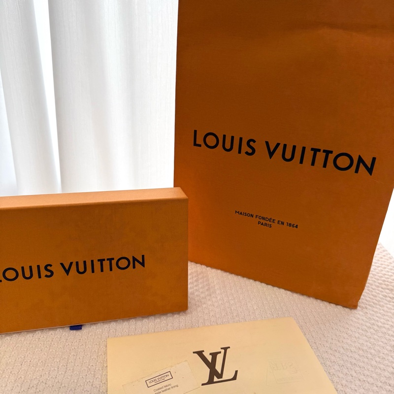 LOUIS VUITTON  經典老花拉鍊長夾（紫紅色內裡）-9