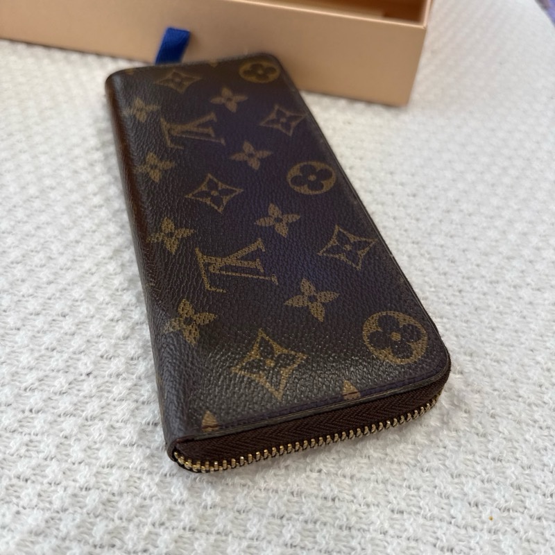 LOUIS VUITTON  經典老花拉鍊長夾（紫紅色內裡）-10
