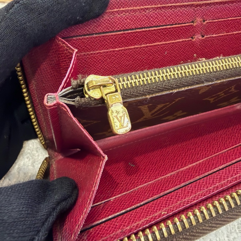 LOUIS VUITTON  經典老花拉鍊長夾（紫紅色內裡）-12