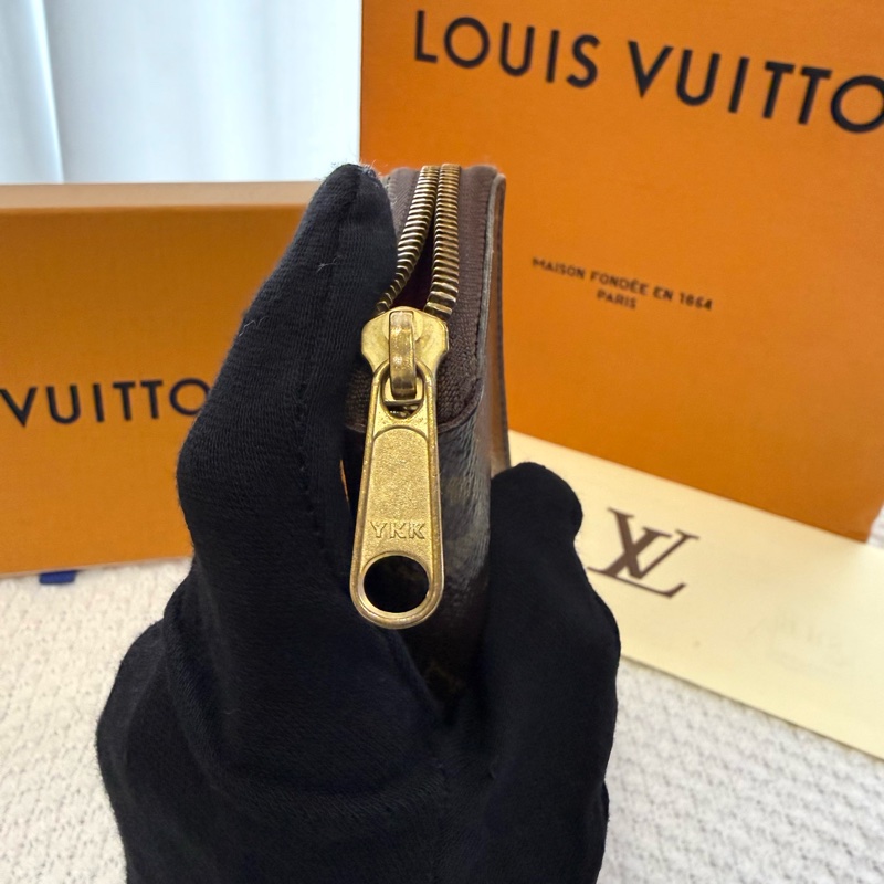 LOUIS VUITTON  經典老花拉鍊長夾（紫紅色內裡）-13