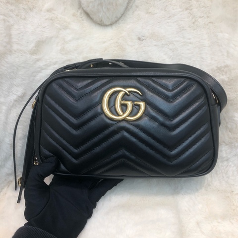 Gucci 黑金V紋相機袋 XC306