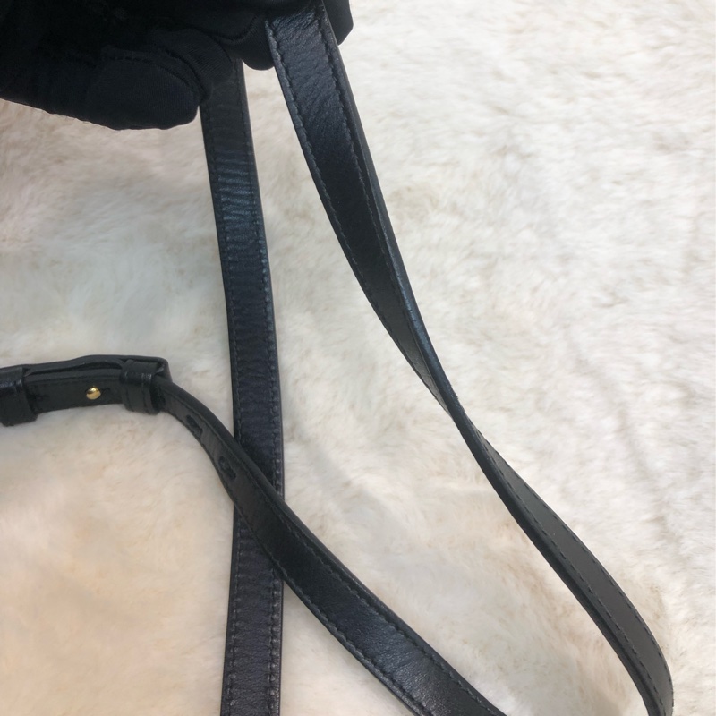 Gucci 黑金V紋相機袋 XC306-8