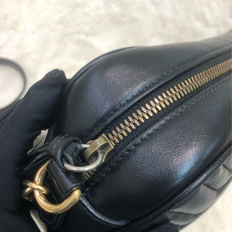 Gucci 黑金V紋相機袋 XC306-9