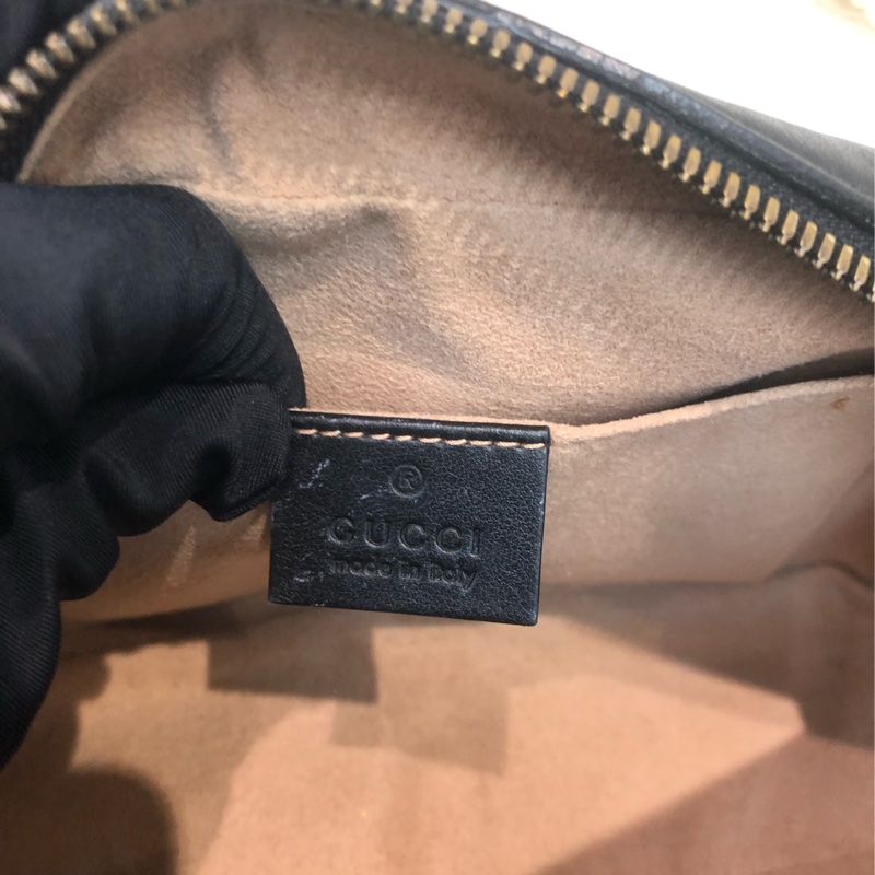 Gucci 黑金V紋相機袋 XC306-16
