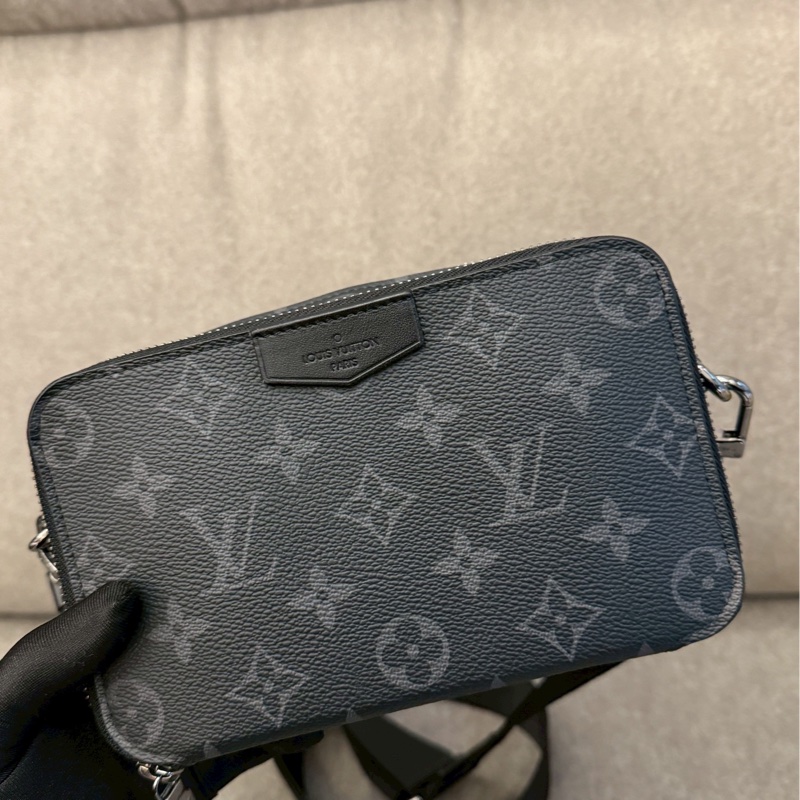 LV黑老花alpha斜背包-1