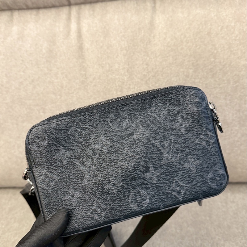 LV黑老花alpha斜背包-2