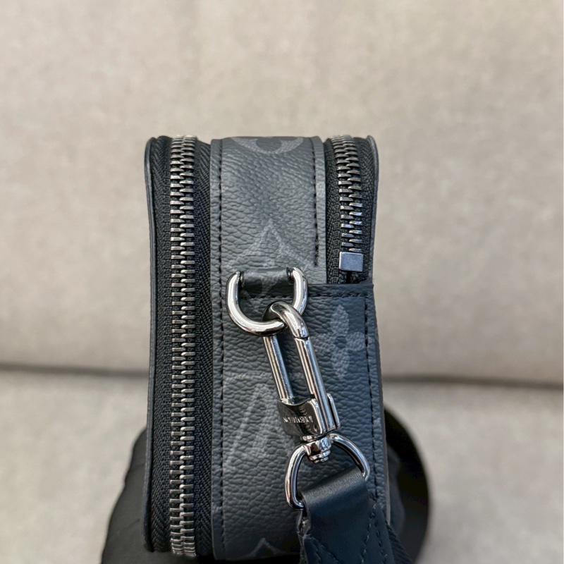 LV黑老花alpha斜背包-3