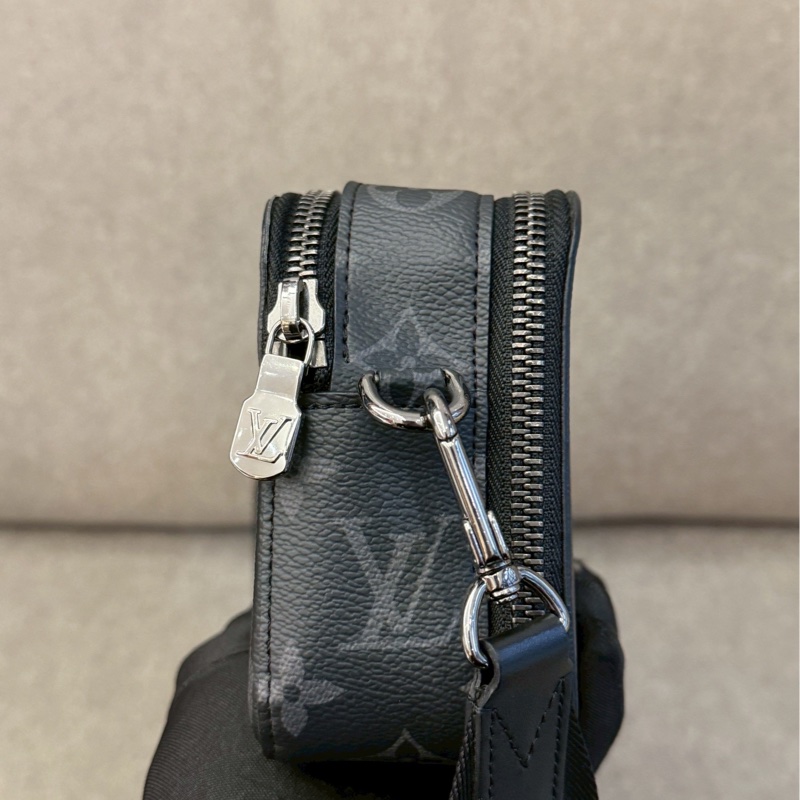 LV黑老花alpha斜背包-4