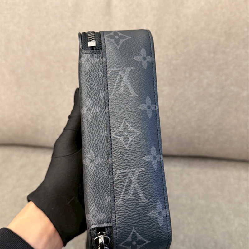 LV黑老花alpha斜背包-5