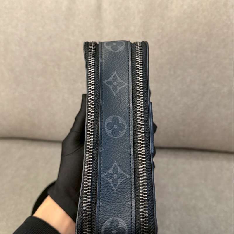 LV黑老花alpha斜背包-6