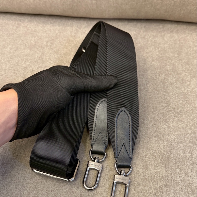 LV黑老花alpha斜背包-7