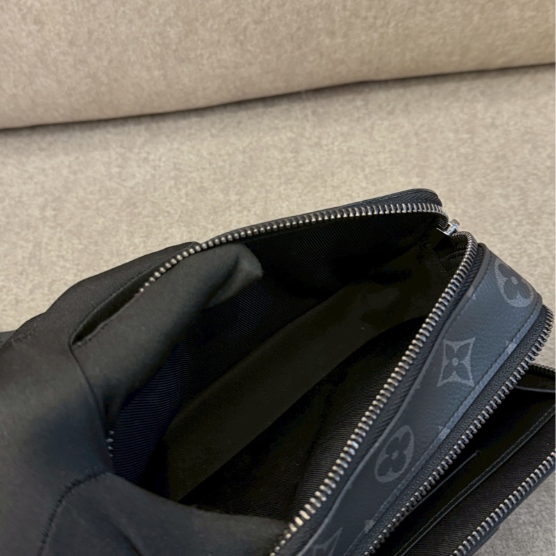 LV黑老花alpha斜背包-8