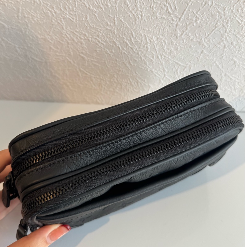 LV黑壓紋雙層相機斜背包-1