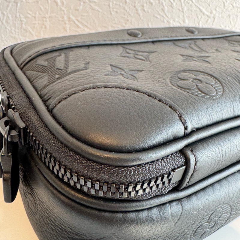 LV黑壓紋雙層相機斜背包-6