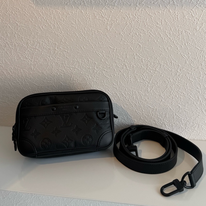 LV黑壓紋雙層相機斜背包-7