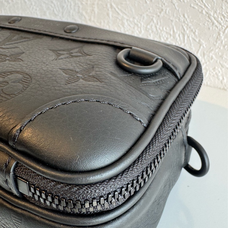 LV黑壓紋雙層相機斜背包-8
