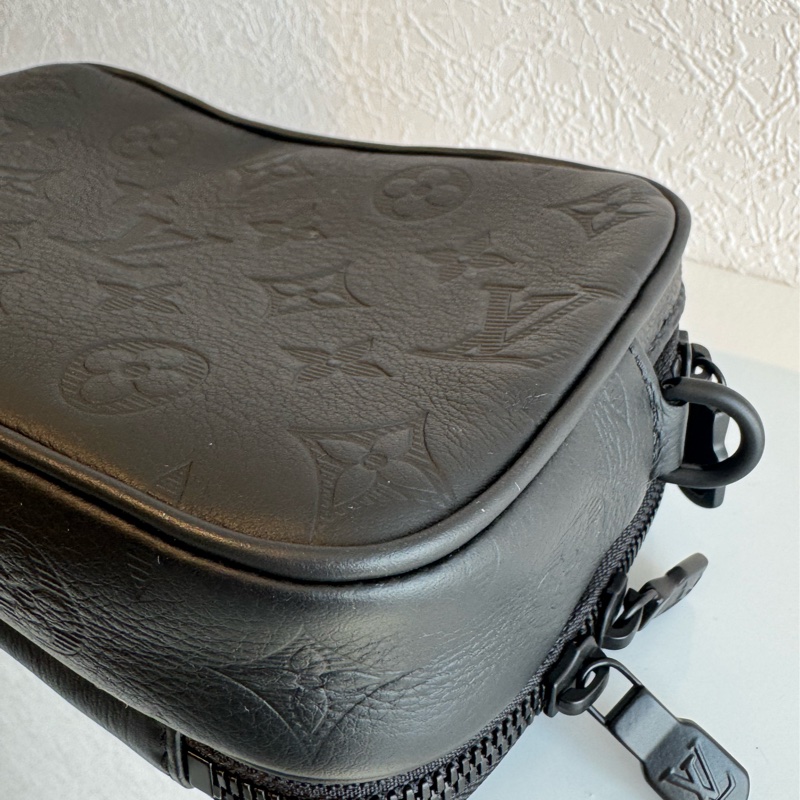 LV黑壓紋雙層相機斜背包-9