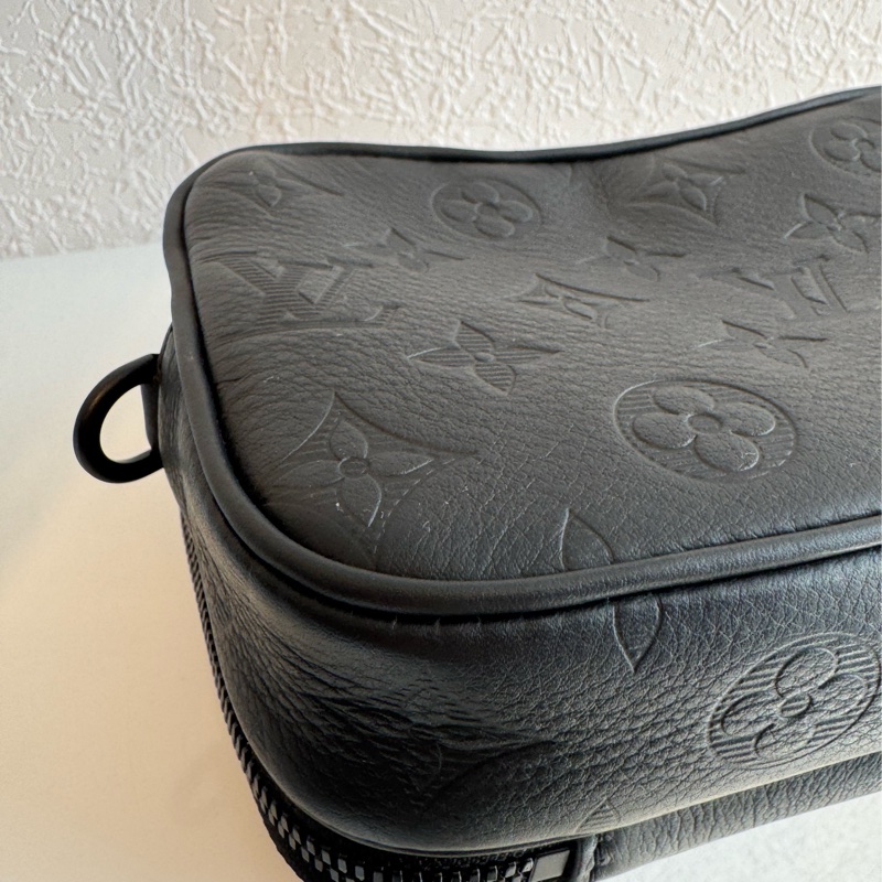 LV黑壓紋雙層相機斜背包-10