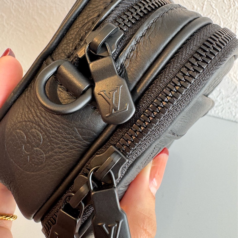 LV黑壓紋雙層相機斜背包-11