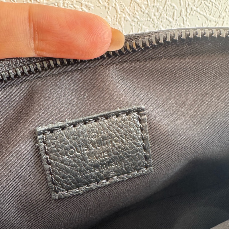 LV黑壓紋雙層相機斜背包-13