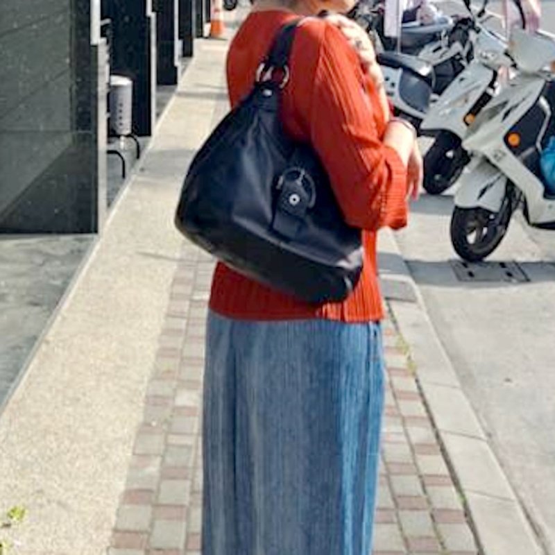 Coach 黑色牛皮肩背側背包-6