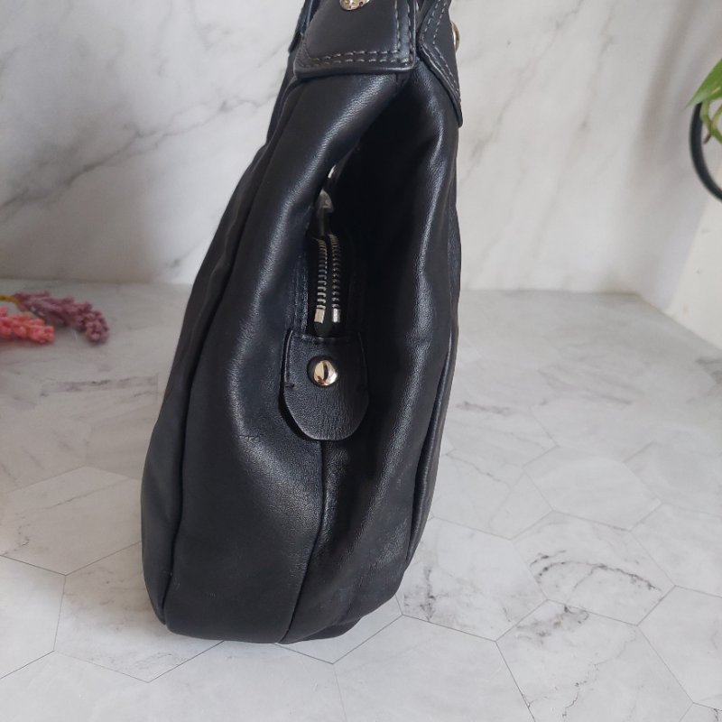 Coach 黑色牛皮肩背側背包-24