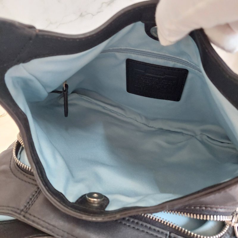 Coach 黑色牛皮肩背側背包-39