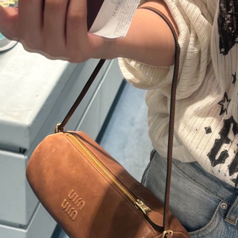 Miumiu圓筒化妝包（全新）-5