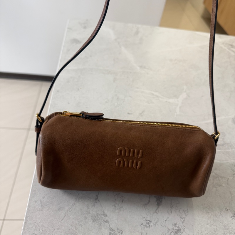 Miumiu圓筒化妝包（全新）-8