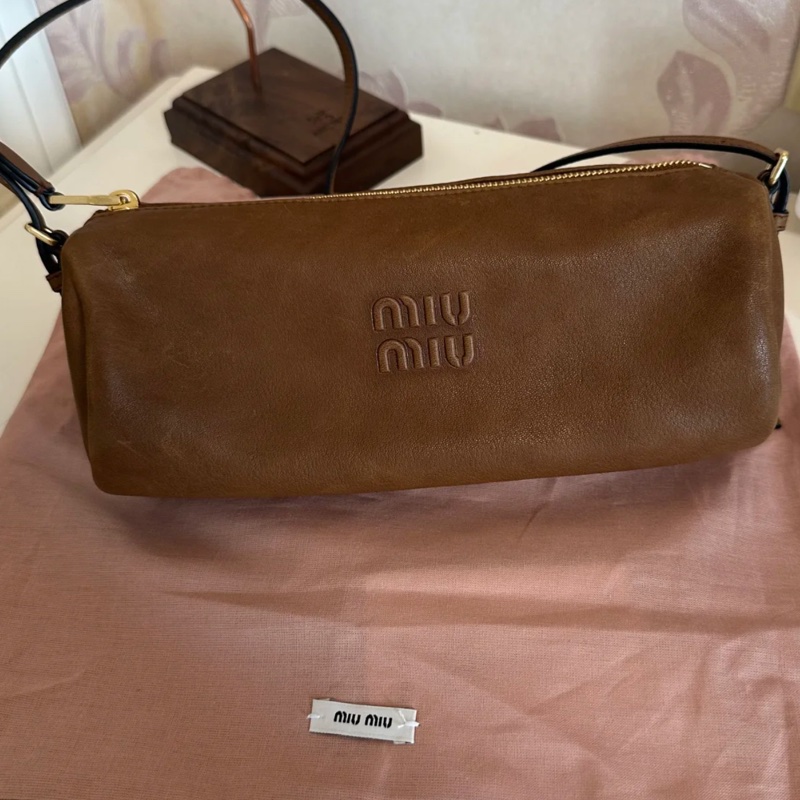 Miumiu圓筒化妝包（全新）-16