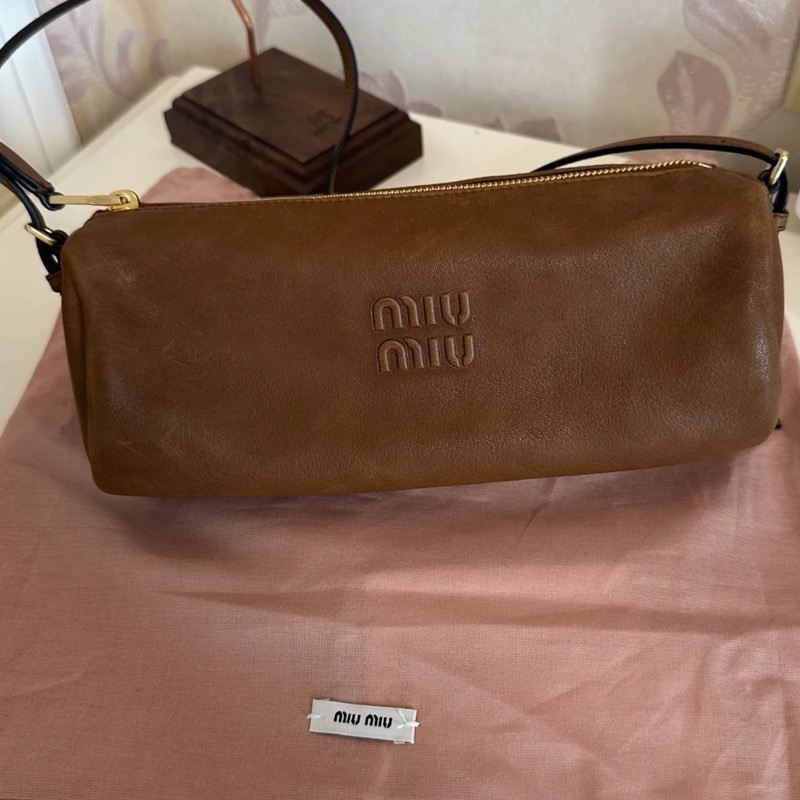 Miumiu圓筒化妝包（全新）-17