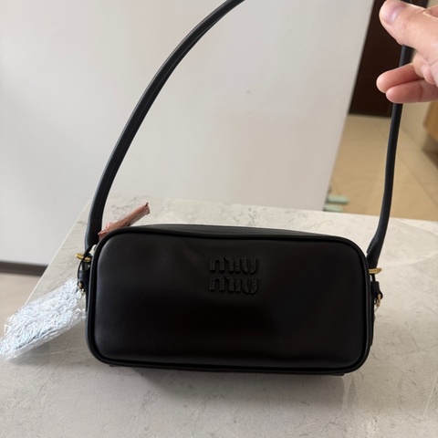 Miumiu小號款化妝包(全新黑色）