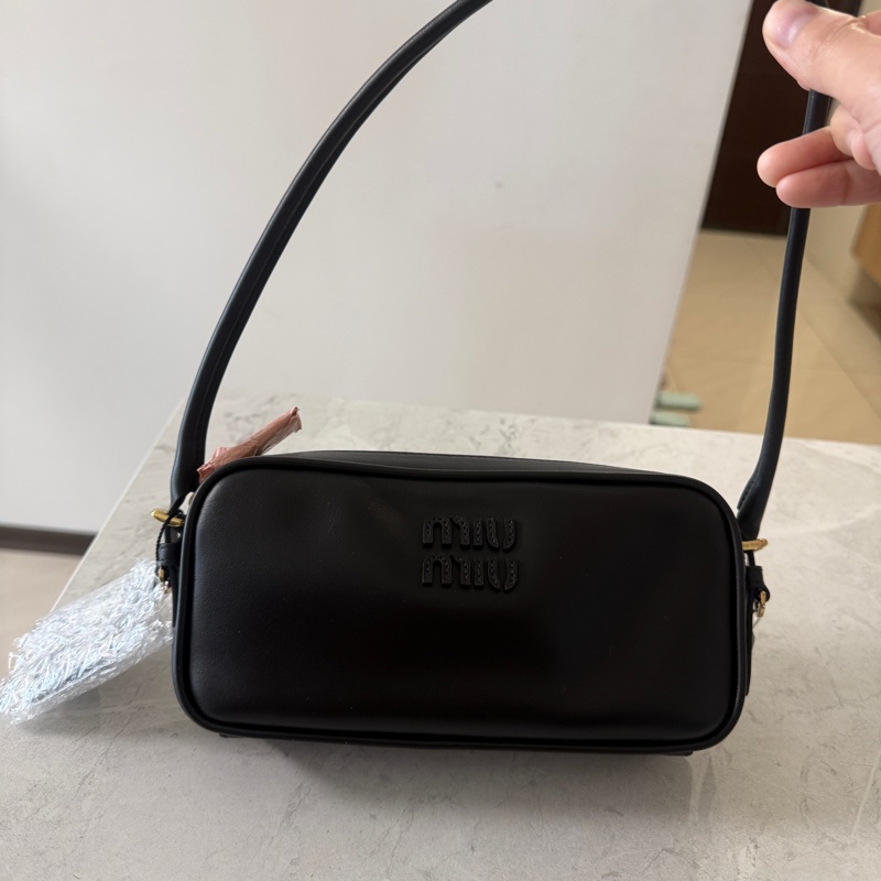 Miumiu小號款化妝包(全新黑色）-0