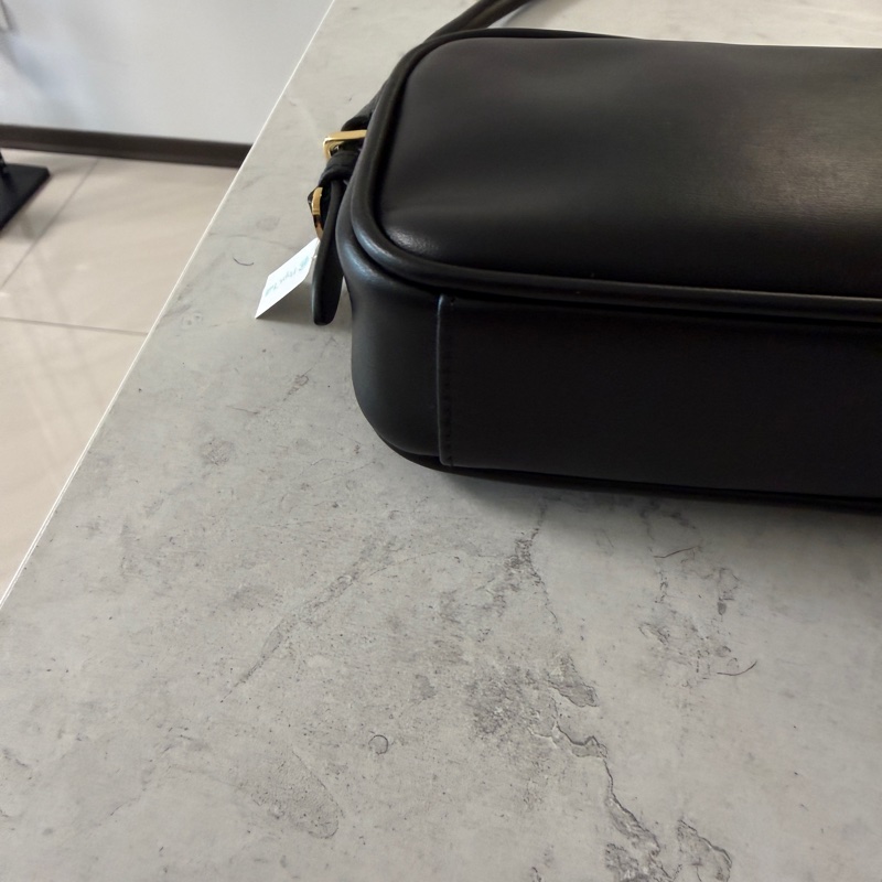 Miumiu小號款化妝包(全新黑色）-2