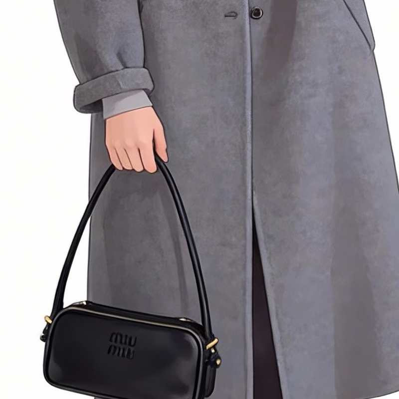 Miumiu小號款化妝包(全新黑色）-7