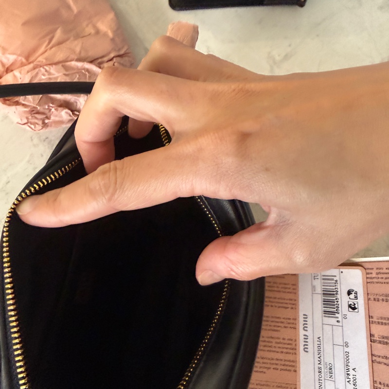 Miumiu小號款化妝包(全新黑色）-8