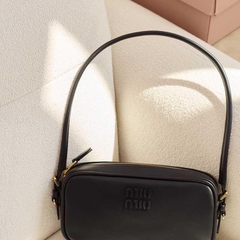 Miumiu小號款化妝包(全新黑色）-12