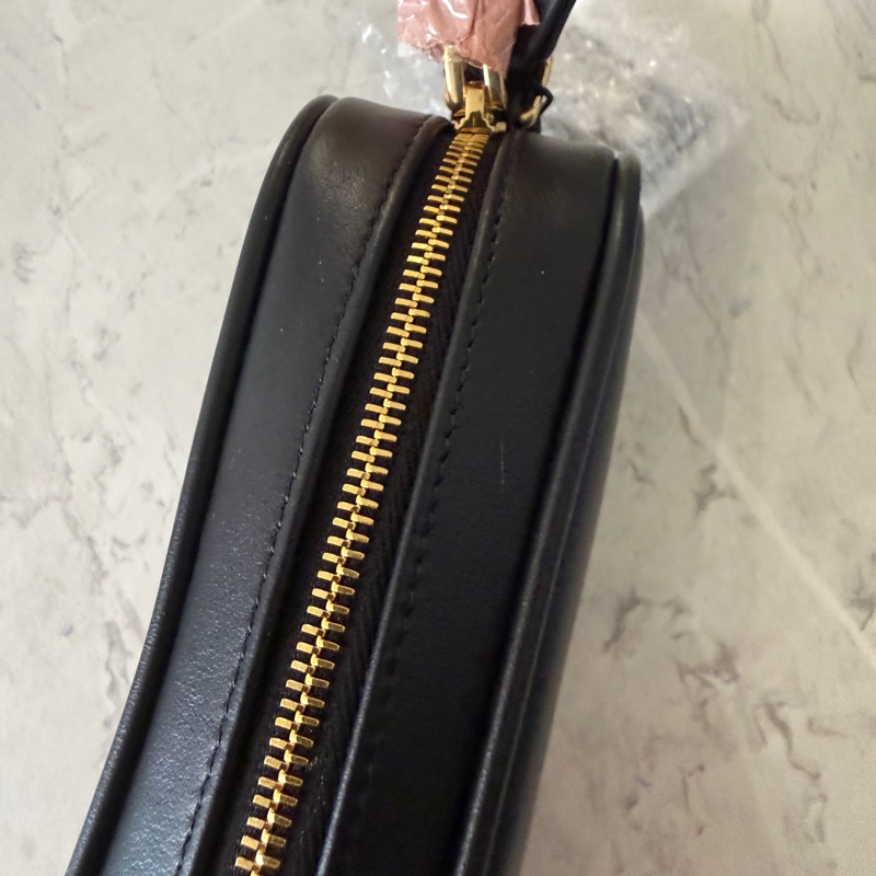 Miumiu小號款化妝包(全新黑色）-16