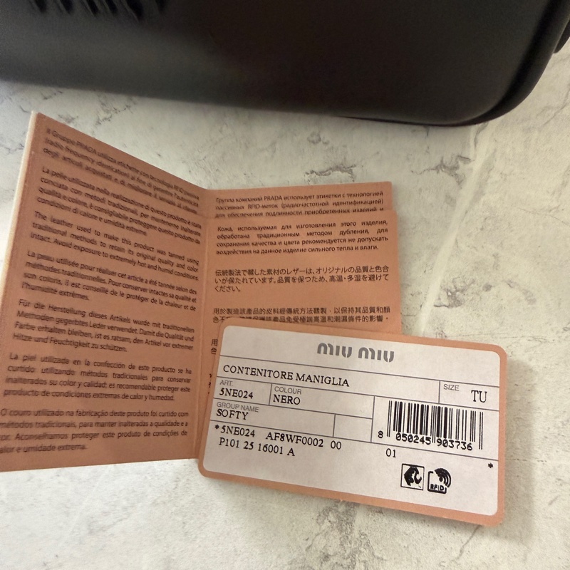 Miumiu小號款化妝包(全新黑色）-18