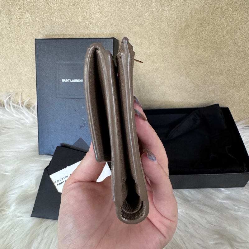 YSL 魚子醬皮革短夾 近全新-2