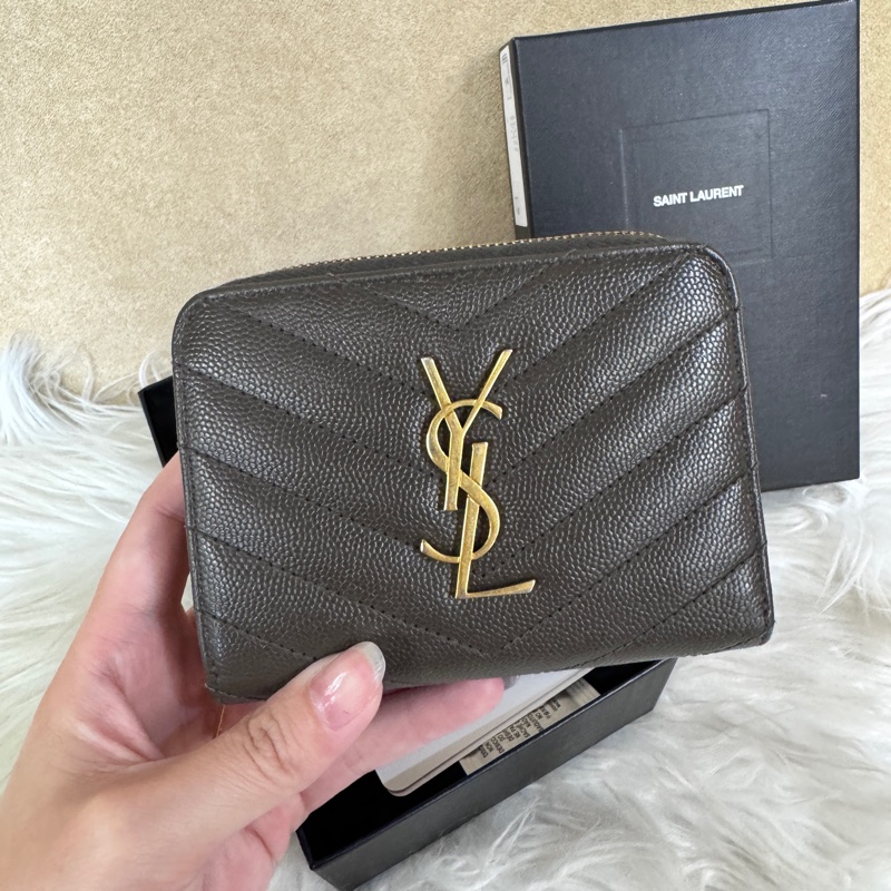 [櫃價23200］YSL 墨綠色魚子醬短夾-1