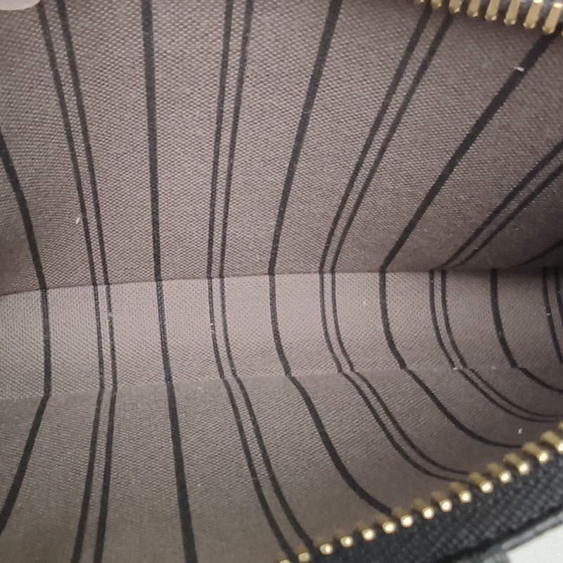 LOUIS VUITTON Easypouch單肩腋下包全皮壓紋黑色牛皮金扣晶片-4