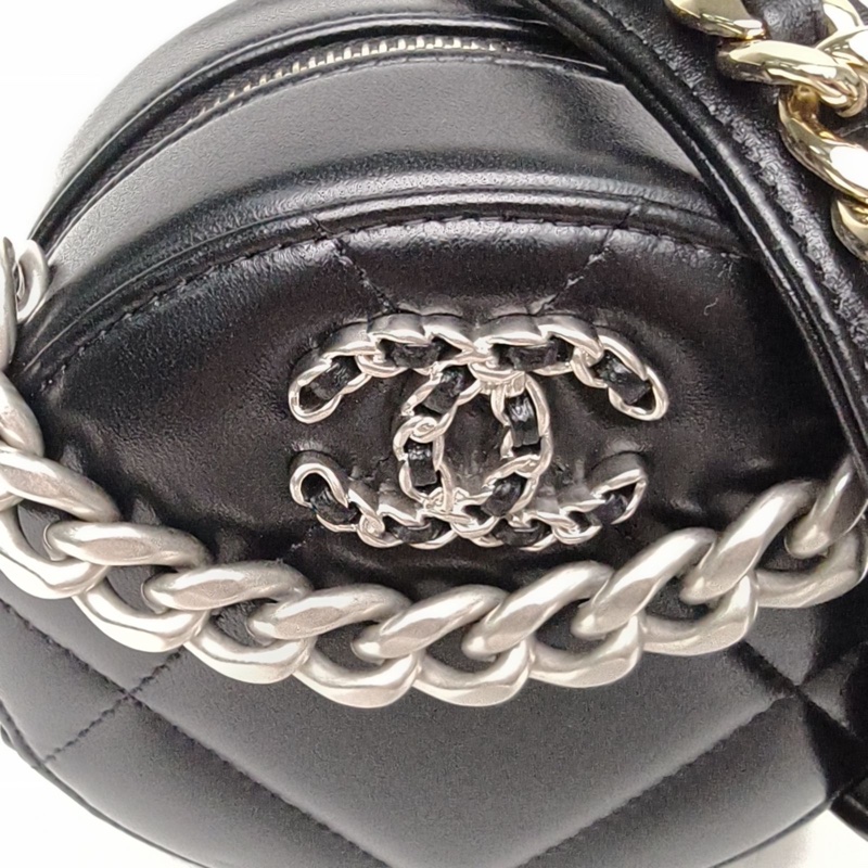CHANEL 19BAG小圓餅包黑色羊皮鐳射標金銀扣肩背包-4