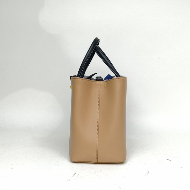 FENDI PETITE2JOURS小號惡魔眼睛卡其色牛皮銀扣肩背包-1