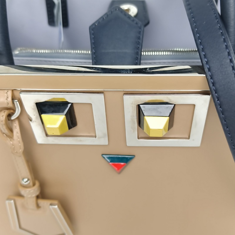 FENDI PETITE2JOURS小號惡魔眼睛卡其色牛皮銀扣肩背包-4