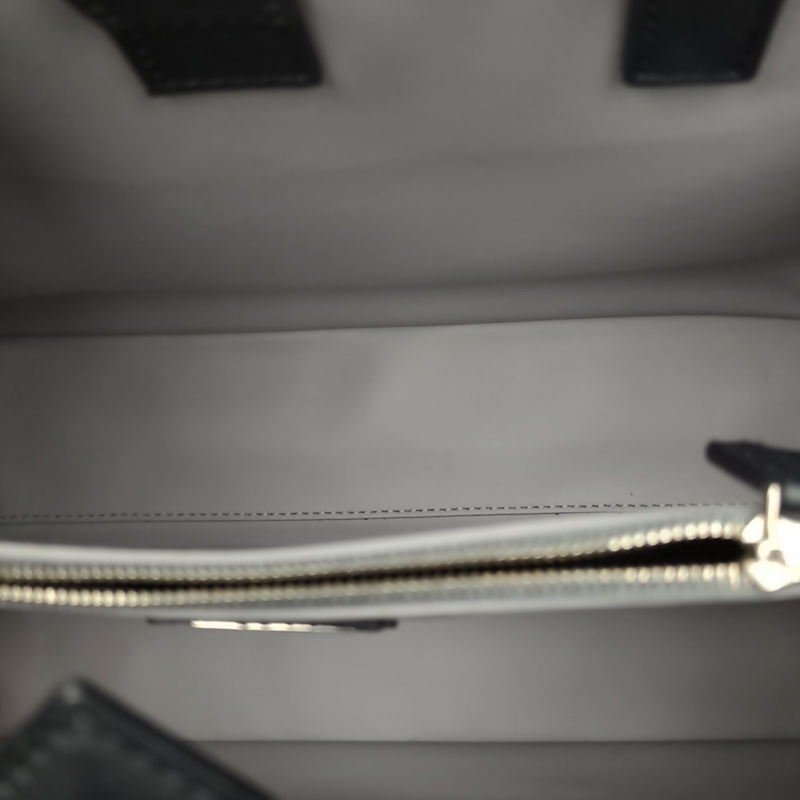 FENDI PETITE2JOURS小號惡魔眼睛卡其色牛皮銀扣肩背包-5