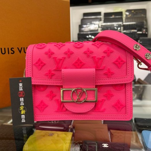東區正精品㊣LV MINI DAUPHINE M20747 全新達芙妮螢光粉紅色簇絨粒面小牛皮肩背斜背包 RA1600-0