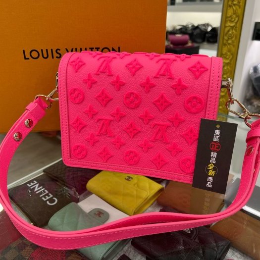 東區正精品㊣LV MINI DAUPHINE M20747 全新達芙妮螢光粉紅色簇絨粒面小牛皮肩背斜背包 RA1600-9