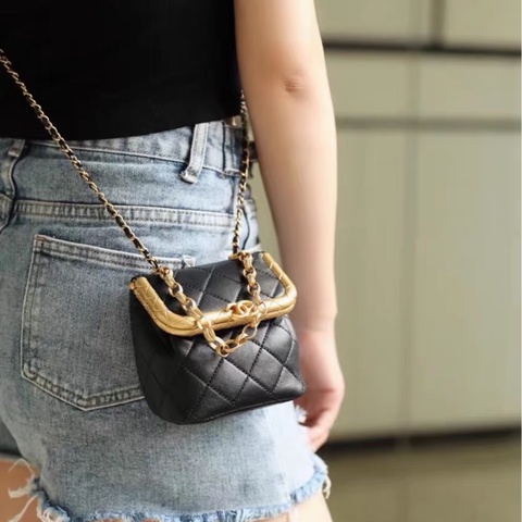 【97新 ✨ 全網最低價！】香奈兒CHANEL kiss lock 黑金Mini垃圾桶包 （下單前先詢問庫存❗️）